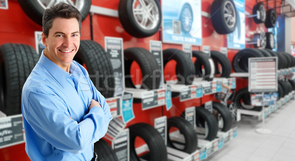 Autohändler Mann gut aussehend Reifen Laden Arbeitnehmer Stock foto © Kurhan