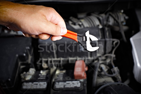 Autószerelő dolgozik garázs javítás szolgáltatás kéz Stock fotó © Kurhan