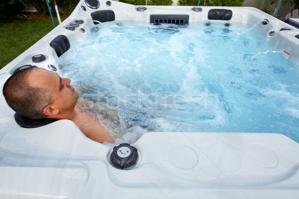 Hombre masaje bañera de hidromasaje spa jacuzzi agua Foto stock © Kurhan