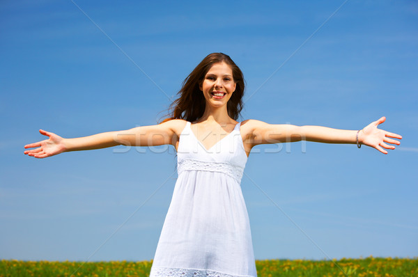 Foto stock: Feliz · mulher · jovem · sorrindo · campo · céu