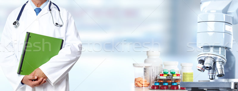 Foto stock: Médico · mãos · microscópio · pílulas · médico