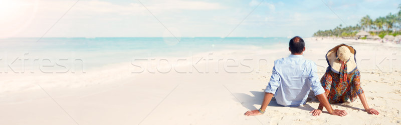 Casal praia amoroso olhando oceano céu Foto stock © Kurhan