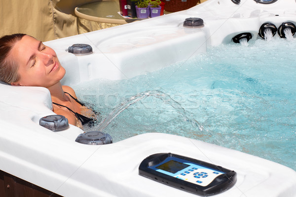 Mujer hermosa relajante bañera de hidromasaje jóvenes salud belleza Foto stock © Kurhan