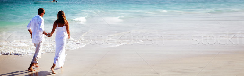 Casal caminhada praia amoroso olhando oceano Foto stock © Kurhan