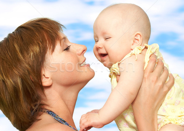 Matka baby Błękitne niebo kobieta chmury uśmiech Zdjęcia stock © Kurhan