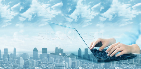 [[stock_photo]]: Mains · ordinateur · portable · clavier · femme · d'affaires · bureau · main