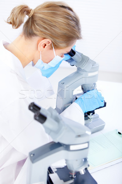 Femme microscope travail laboratoire médecin travaux Photo stock © Kurhan