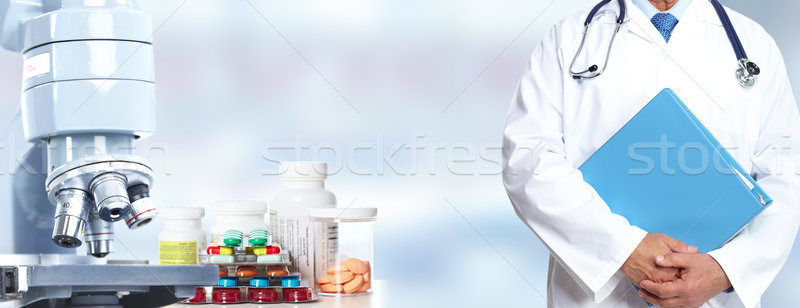 Foto stock: Médico · mãos · microscópio · pílulas · médico