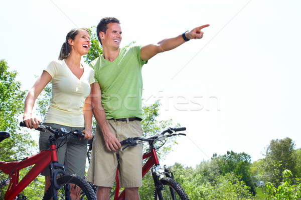 Paardrijden paar jonge glimlachend park vrouw Stockfoto © Kurhan