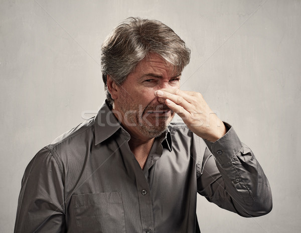 Człowiek ukrywanie nosa złe zapach szary Zdjęcia stock © Kurhan