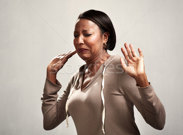 Dezgust african american femeie dezgustator faţă mână Imagine de stoc © Kurhan