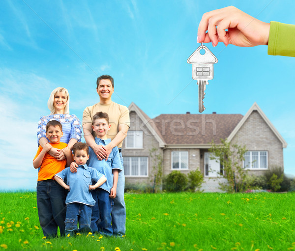 Szczęśliwą rodzinę nowy dom hipoteka niebo rodziny budowy Zdjęcia stock © Kurhan