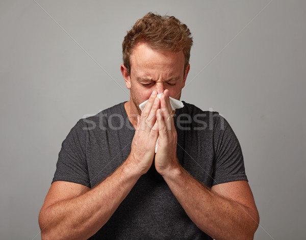 Om rece bolnav gripa suflat nasul şerveţel Imagine de stoc © Kurhan