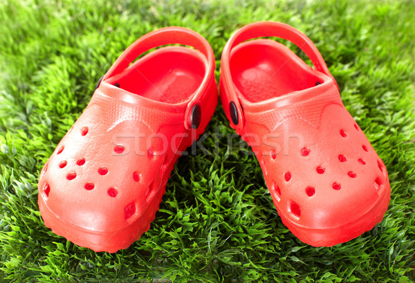 Buty na lato lata czerwony buty zielona trawa dzieci Zdjęcia stock © Kurhan