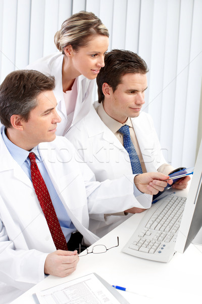 Medycznych lekarzy uśmiechnięty pracy komputera pracy Zdjęcia stock © Kurhan