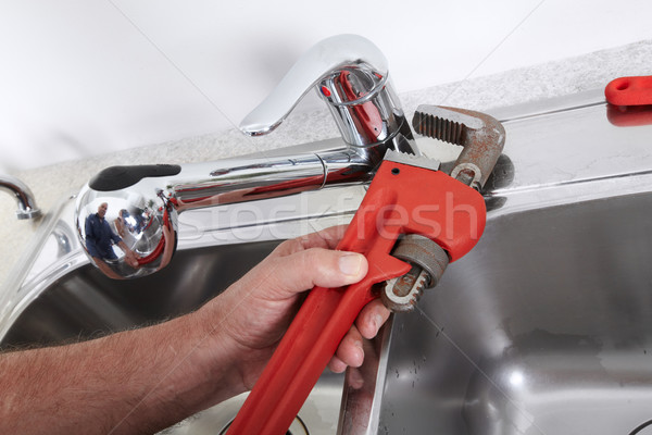 Klempner Schraubenschlüssel Hände professionelle Wasserhahn Bau Stock foto © Kurhan