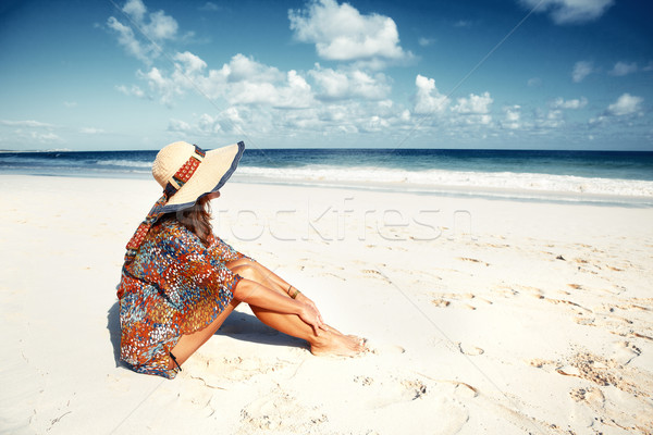 Kadın şapka plaj güzel bir kadın oturma moda Stok fotoğraf © Kurhan