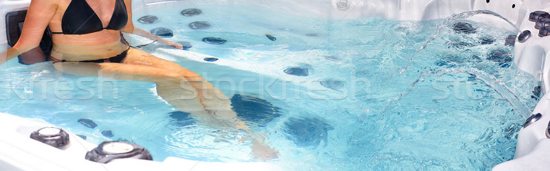 Nina spa jóvenes mujer hermosa relajante bañera de hidromasaje Foto stock © Kurhan
