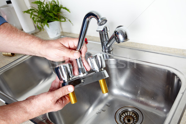 Vízvezetékszerelő vízcsap kezek profi építkezés otthon Stock fotó © Kurhan