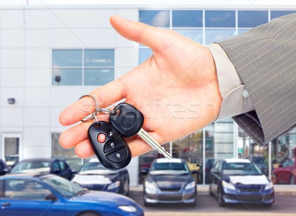 Foto stock: Manos · las · llaves · del · coche · comerciante · cliente · mano