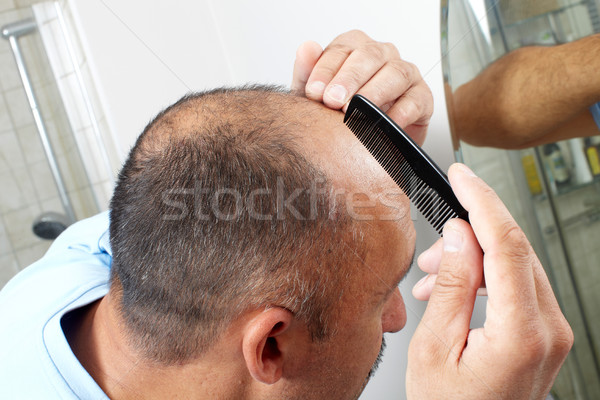 Uomo testa pettine primo piano capelli perdita Foto d'archivio © Kurhan