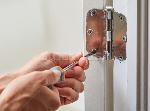 Ajtó zsanér installáció kezek csavarhúzó megjavít Stock fotó © Kurhan