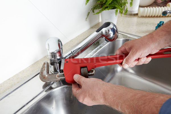 [[stock_photo]]: Plombier · clé · mains · professionnels · robinet · d'eau · construction