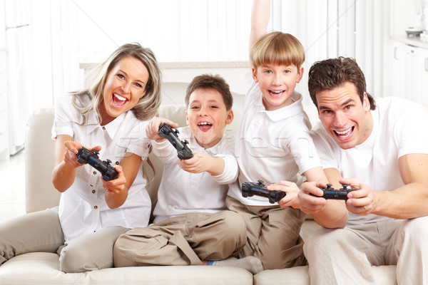 幸福的家庭 父親 母親 孩子 播放 視頻遊戲 商業照片 © Kurhan