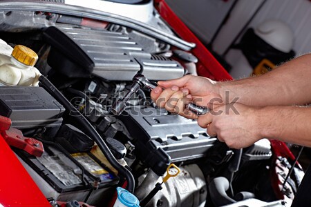 Autószerelő jóképű szerelő dolgozik autó javítás Stock fotó © Kurhan