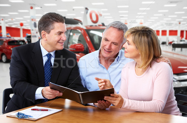 Foto stock: Casal · de · idosos · revendedor · de · automóveis · agente · falante · homem · automático