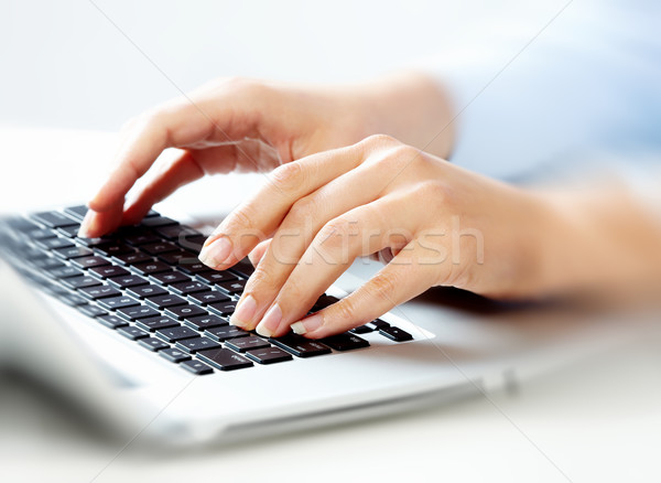 [[stock_photo]]: Mains · ordinateur · portable · clavier · femme · d'affaires · bureau · main