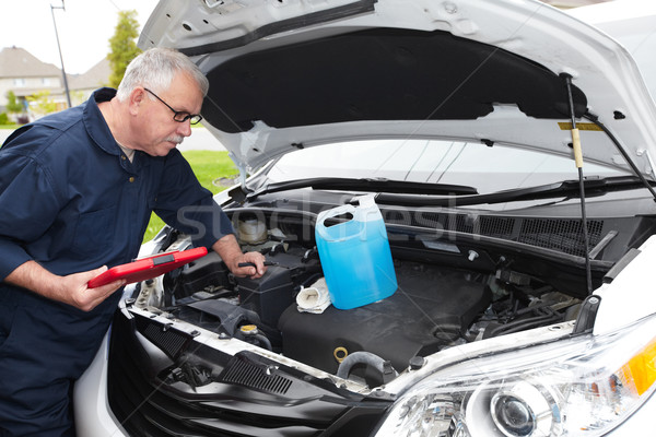 Mecanic auto motor reparatii auto serviciu maşină mână Imagine de stoc © Kurhan