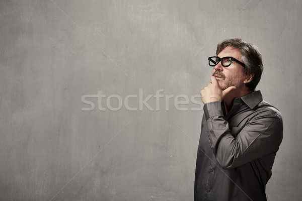 Gondolkodik férfi kaukázusi portré szürke fal Stock fotó © Kurhan