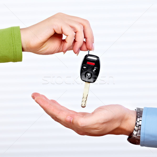 手 車鑰匙 孤立 白 女子 男子 商業照片 © Kurhan
