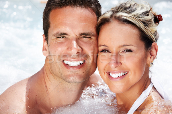 Feliz Pareja jacuzzi relajante bañera de hidromasaje vacaciones Foto stock © Kurhan