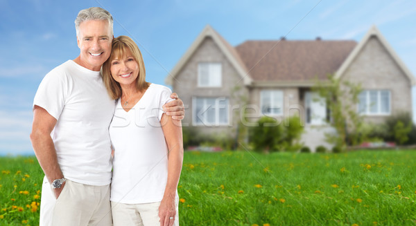 Foto stock: Casal · de · idosos · nova · casa · imóveis · céu · família · casa