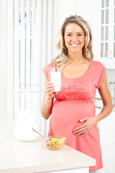 Foto d'archivio: Donna · incinta · sorridere · bella · mangiare · cereali · cucina