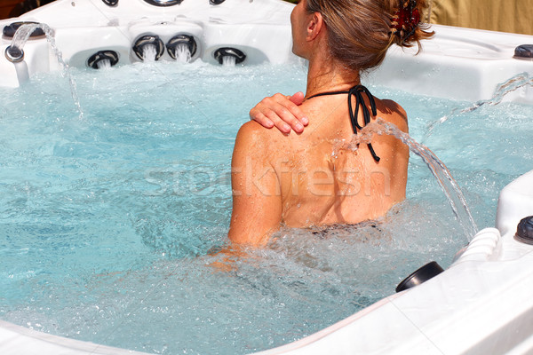 Mujer hermosa relajante bañera de hidromasaje jóvenes agua salud Foto stock © Kurhan