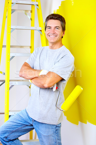 Renovierung lächelnd schöner Mann gemalt Innenraum Wand Stock foto © Kurhan