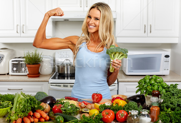 Sterke vrouw broccoli keuken jonge mooi meisje Stockfoto © Kurhan
