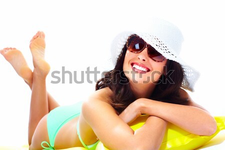 Femeie relaxare plajă izolat alb fată Imagine de stoc © Kurhan