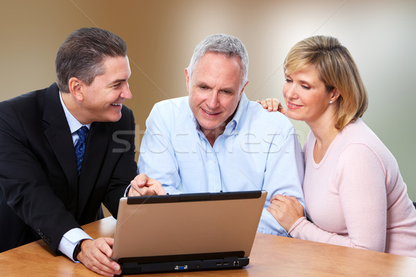 Casal de idosos seguro agente falante aposentadoria escritório Foto stock © Kurhan