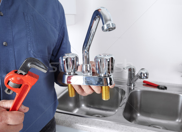 Stock foto: Klempner · Schraubenschlüssel · Hände · professionelle · Wasserhahn · Bau