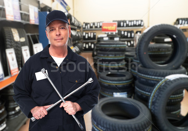 Naprawa samochodów usługi pracownika dojrzały klucz ręce Zdjęcia stock © Kurhan