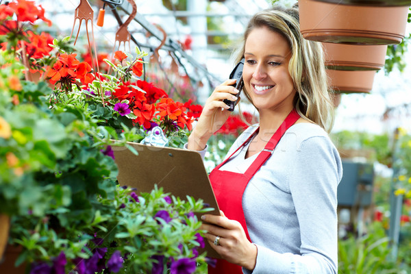 Foto stock: Mujer · de · trabajo · vivero · las · personas · que · trabajan · jardinería · primavera