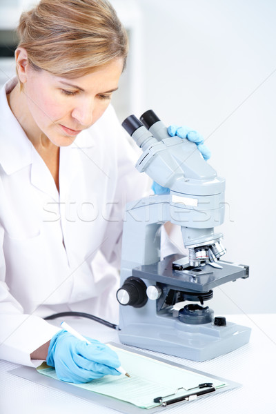 Foto stock: Mujer · microscopio · de · trabajo · laboratorio · médico · trabajo