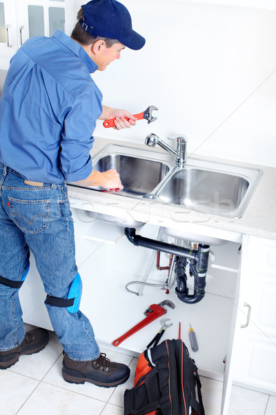 Vízvezetékszerelő érett megjavít mosdókagyló konyha férfi Stock fotó © Kurhan