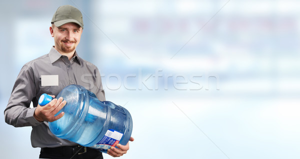 Homem garrafa água potável água entrega serviço Foto stock © Kurhan