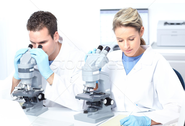 Laboratorio las personas que trabajan microscopio hombre médico salud Foto stock © Kurhan