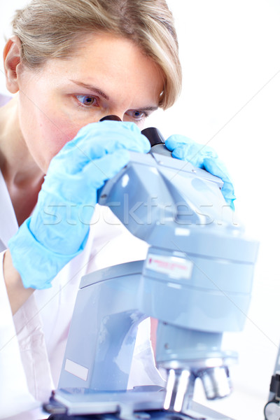 Stockfoto: Vrouw · microscoop · werken · lab · arts · werk